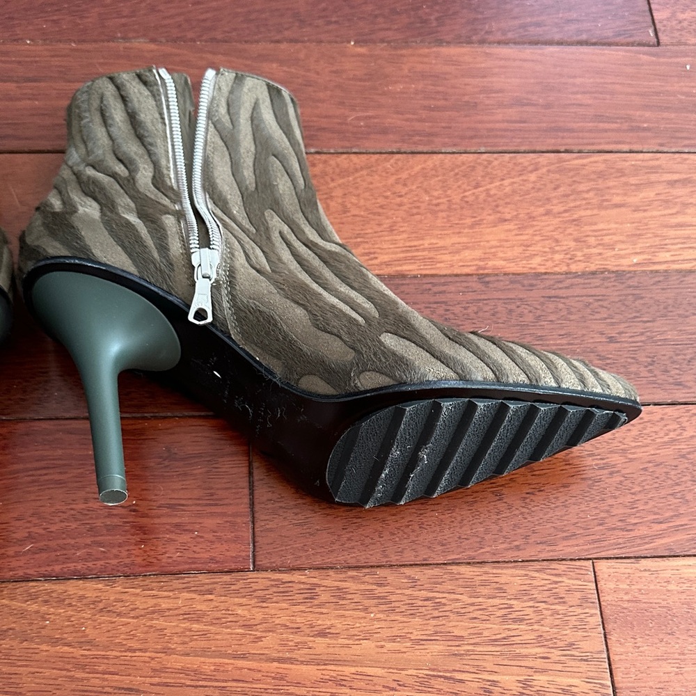 Chic Zebra-Patterned Ankle Booties - Picture 5 of 6